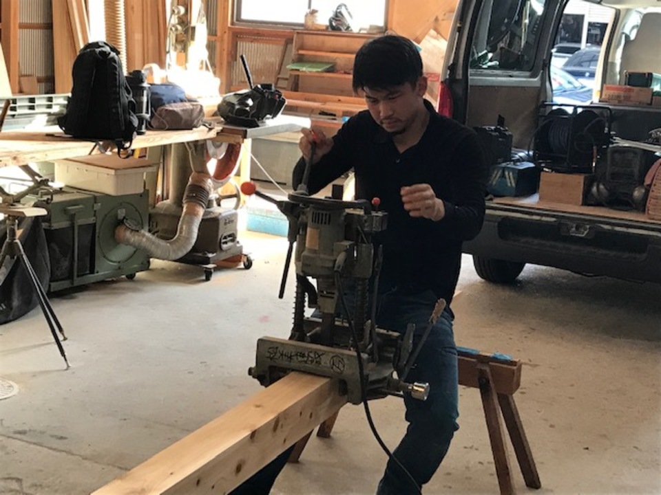 増築部分のホゾ穴を加工中。