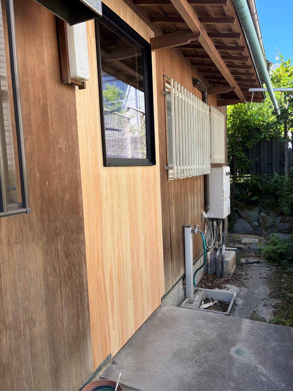 外部は既設の壁との調和を考え、桧材を用いて仕上げています