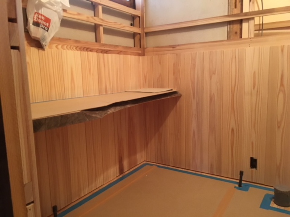 寺西です、杉の羽目板を施工しています。