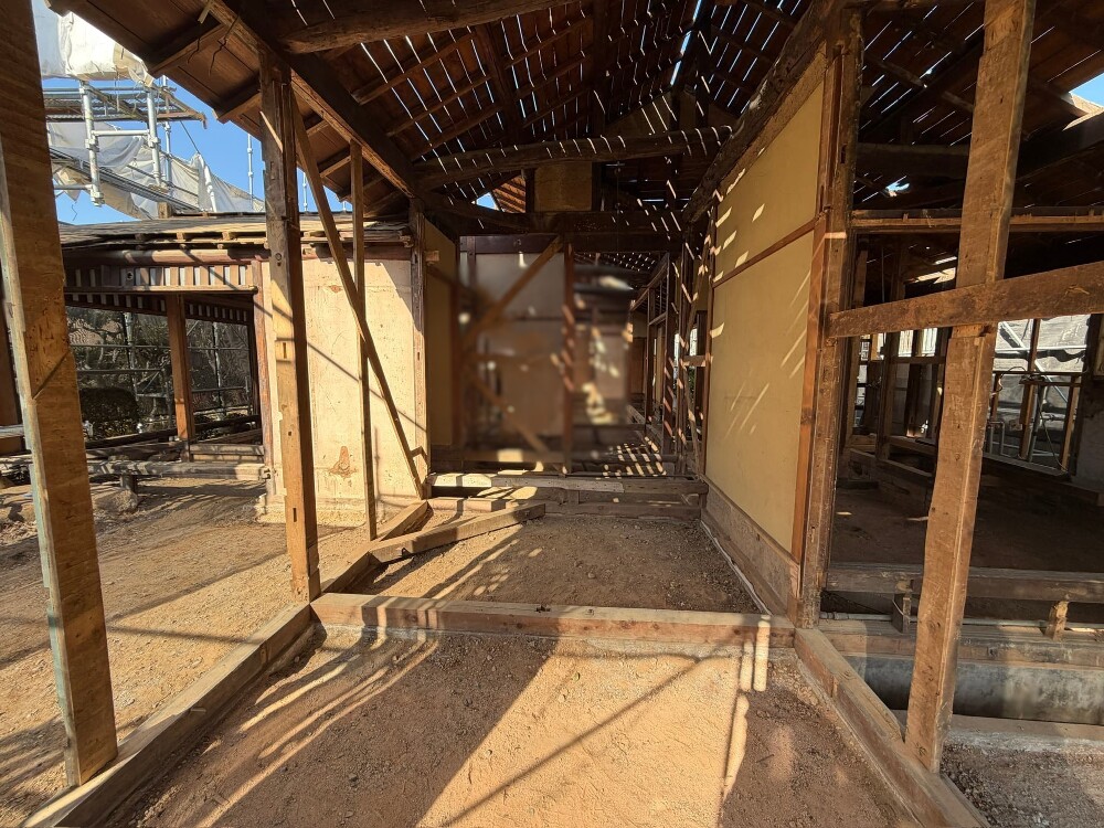 解体工事が完了し、現在は現状確認を行っています。 構造材の状態や納まり、計画との相違点などを一つずつチェックしています。