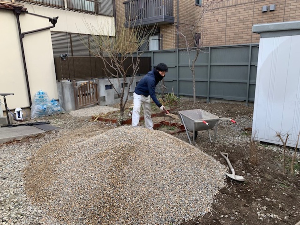 白井です、砂利入れをするやまちゃん。