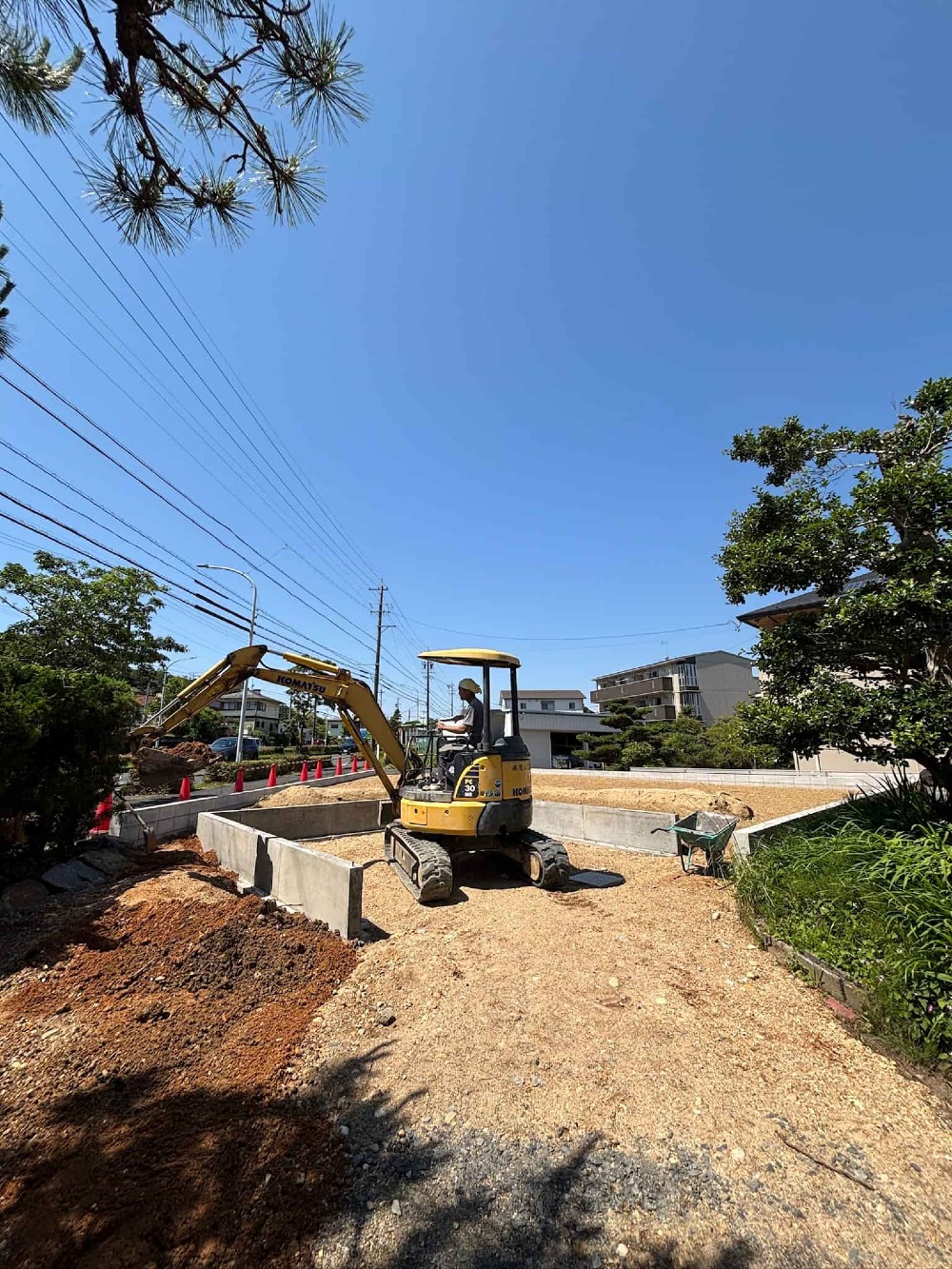 型枠をばらし、整地をしています