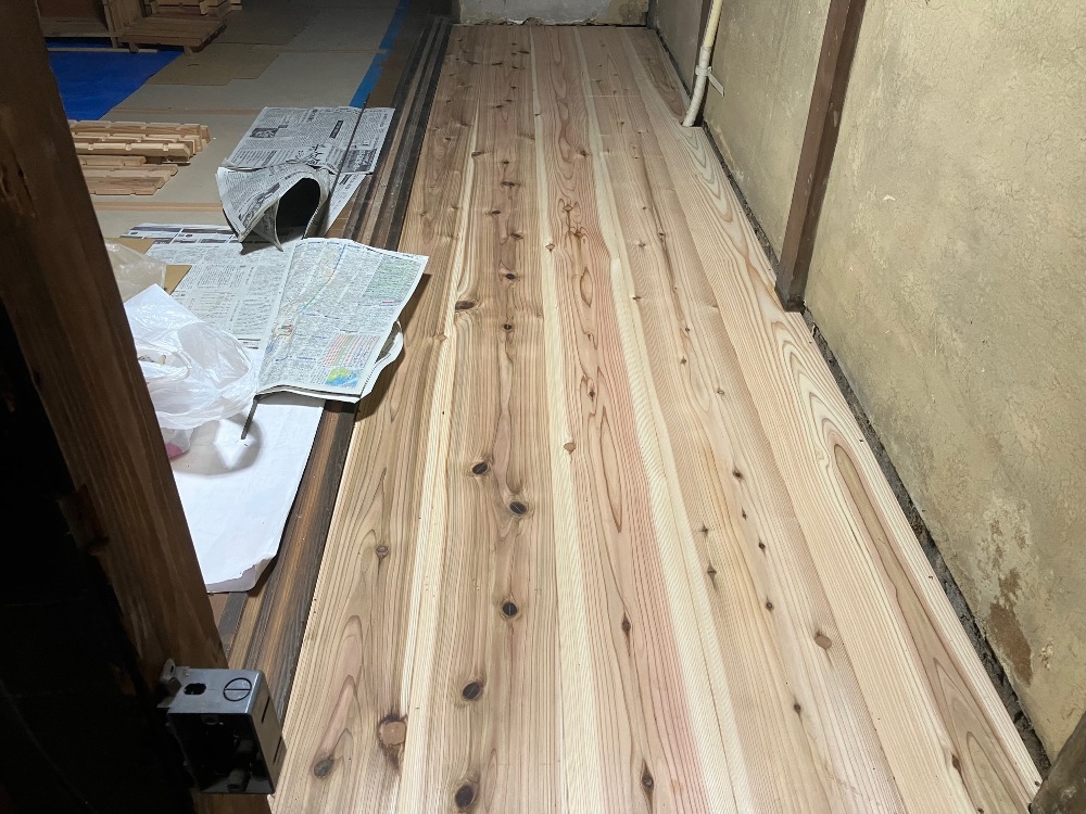 杉の床材を貼りました
