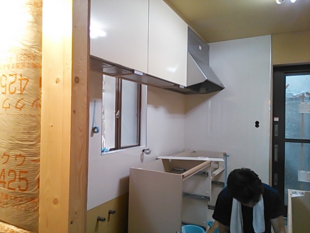 キッチン施工中です。
