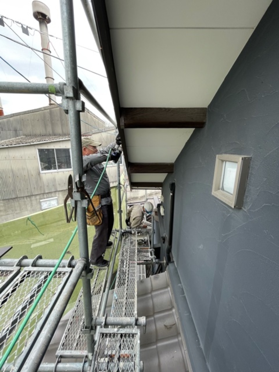 OB様宅メンテナンス工事・瀬戸市K様邸古民家　破風鼻板の杉板が劣化してきたので、板金施工しています（白井）