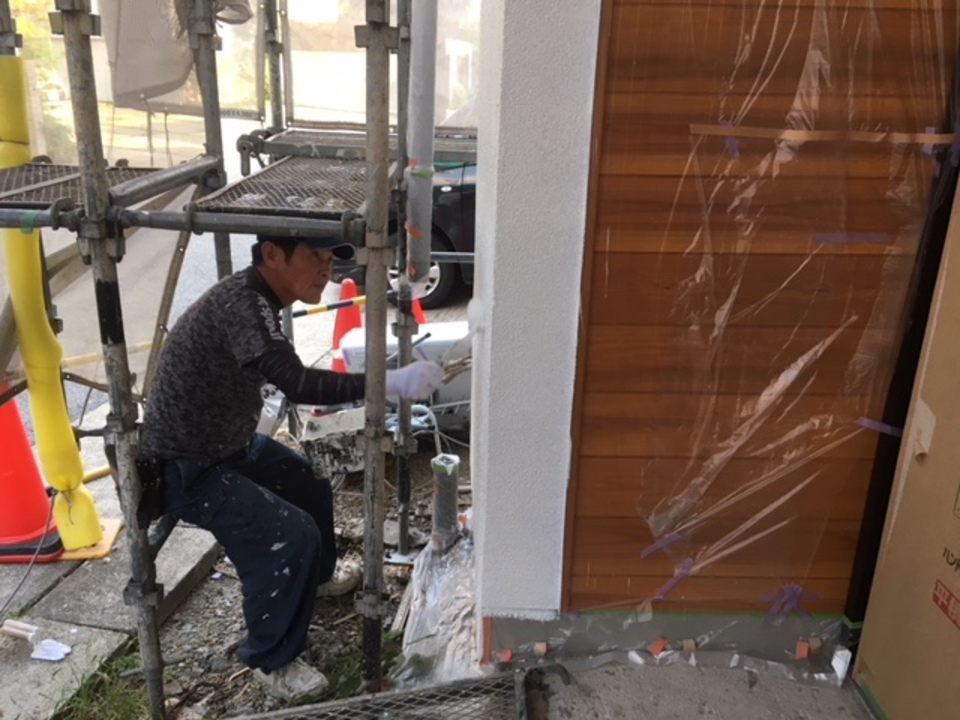 寺西です、外壁の下塗り中の川脇さん。