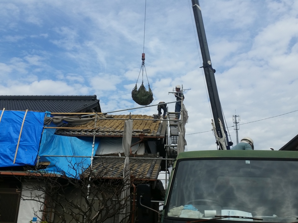 外では瓦めくりが行われています。