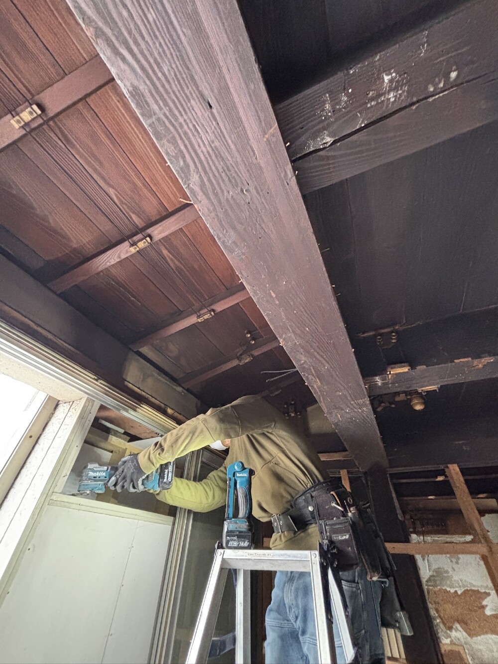 ファサード改修計画のため、部分解体をする白井君