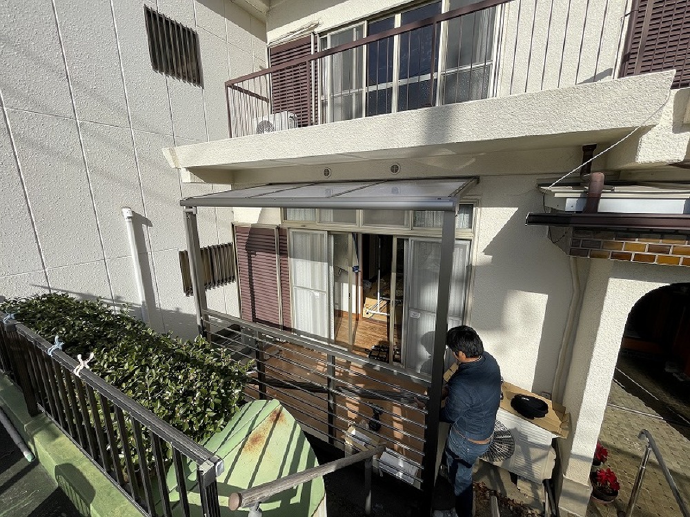 （天白区K様邸・デッキ工事）家の外にテラスをつくらせていただきました。  今までは靴を履き、物干し場まで階段を上っていたので、これからは洗濯物干しが非常に楽になります（白井）