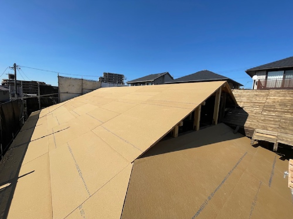屋根の遮音でインシュレーションボードを施工しています