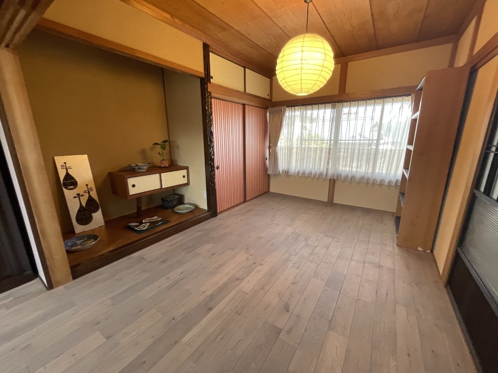 先日リノベさせていただいた和室です。床の間を上手く設えてあります。襖紙と共に奥様のセンスがキラリ（白井）