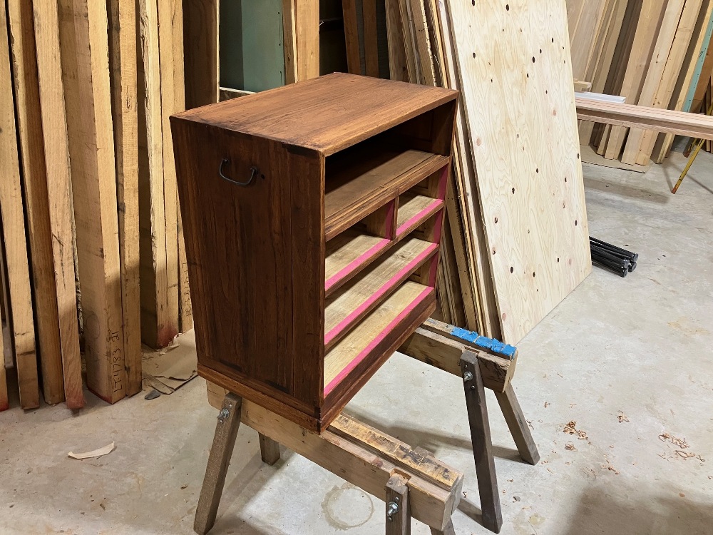 古い桐箪笥を研磨し、柿渋塗装をしました