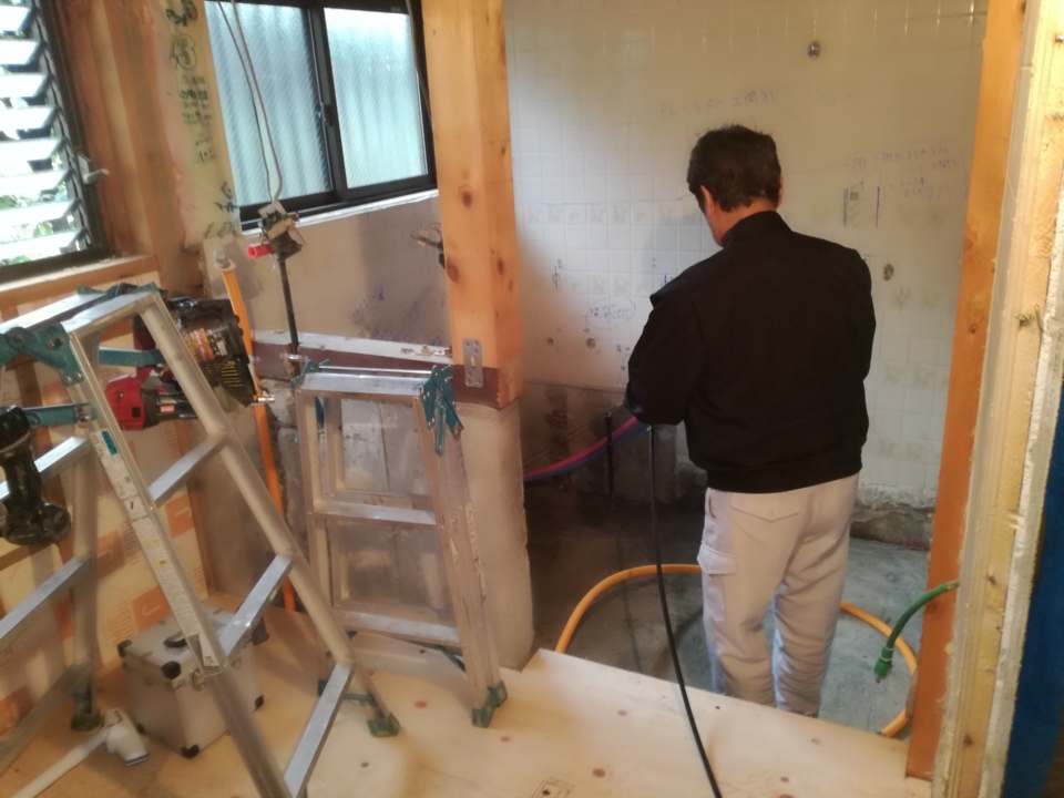 防蟻工事をしてます。