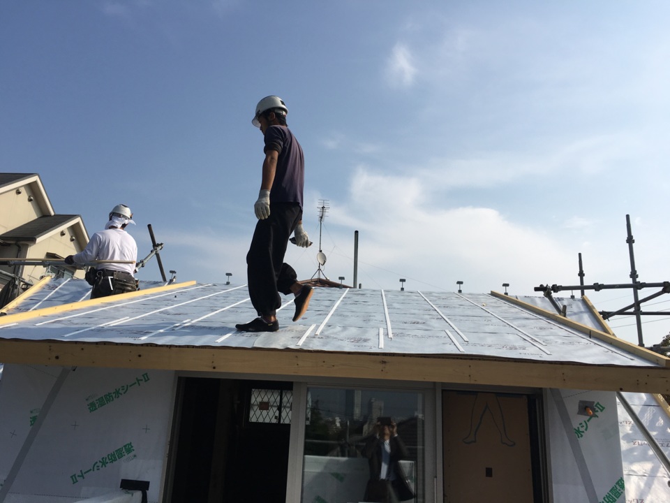 今日から、瓦工事です。