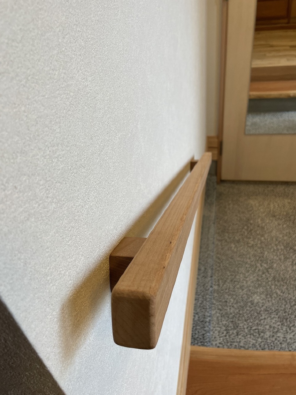 最終の写真撮影です。 玄関に欅の手摺を取付け、全完了です。  最初の現場調査からちょうど一年です。  W様、長い間ありがとうございました（白井）
