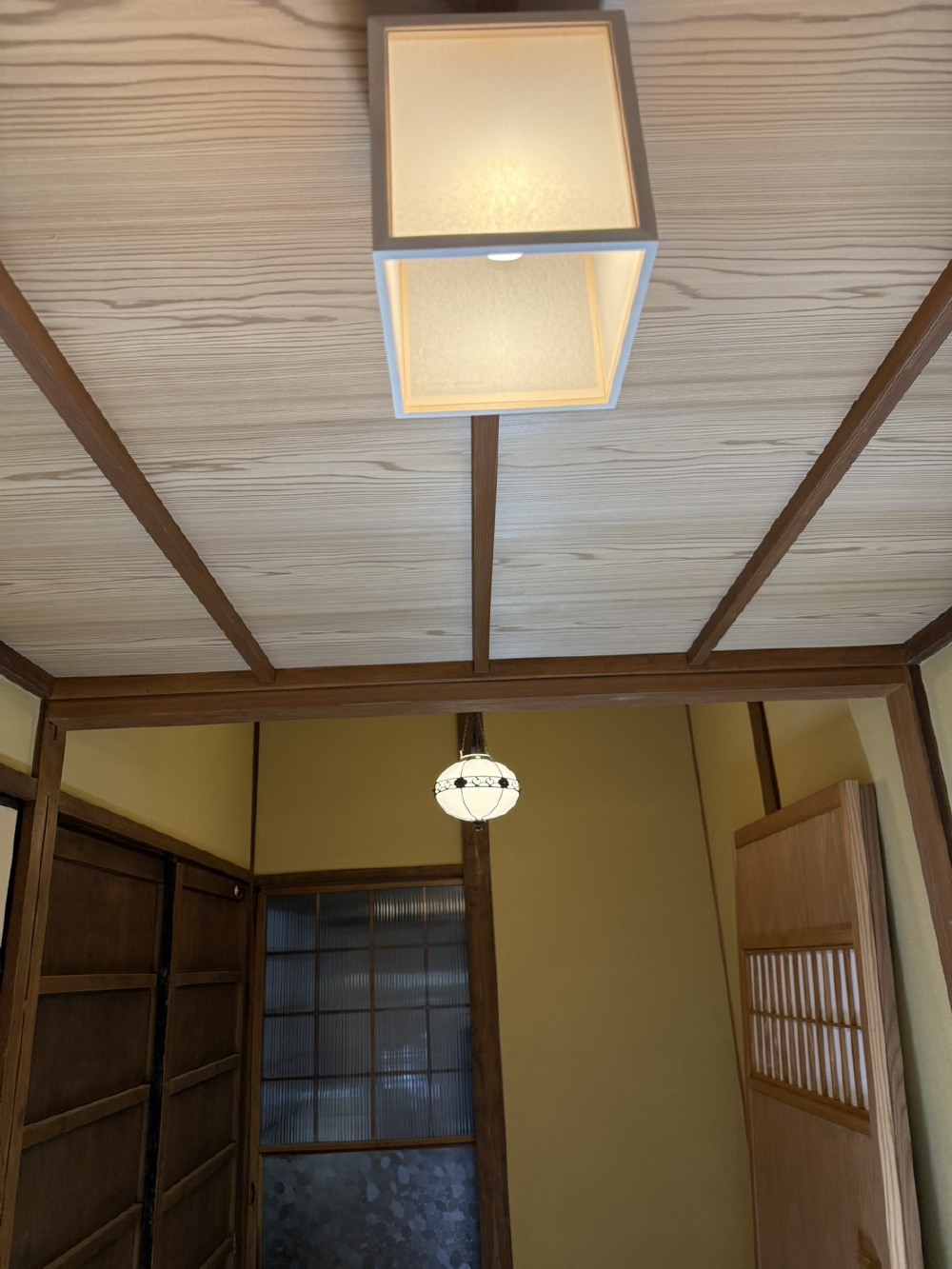 年代物の照明器具を丁寧に清掃し、再利用しています。