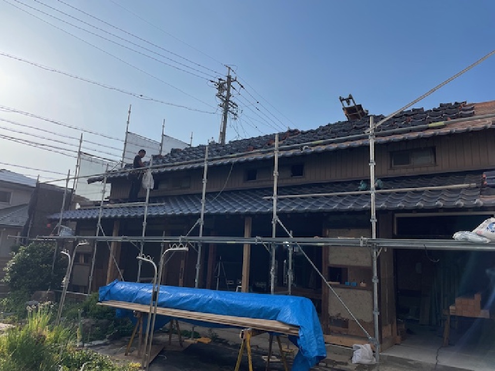 屋根瓦施工中