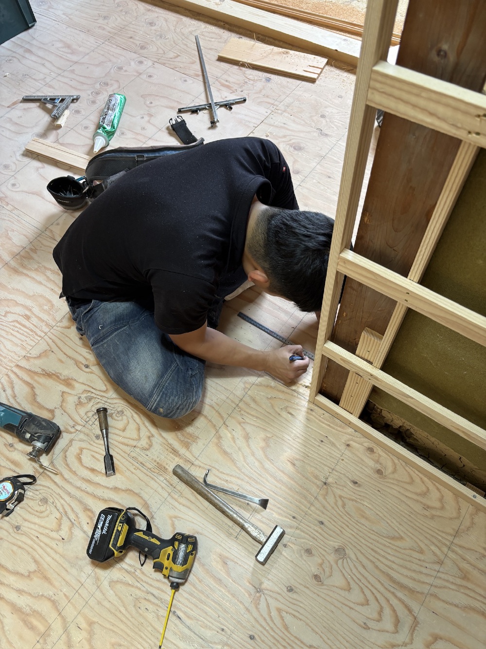 建具の墨出しをする