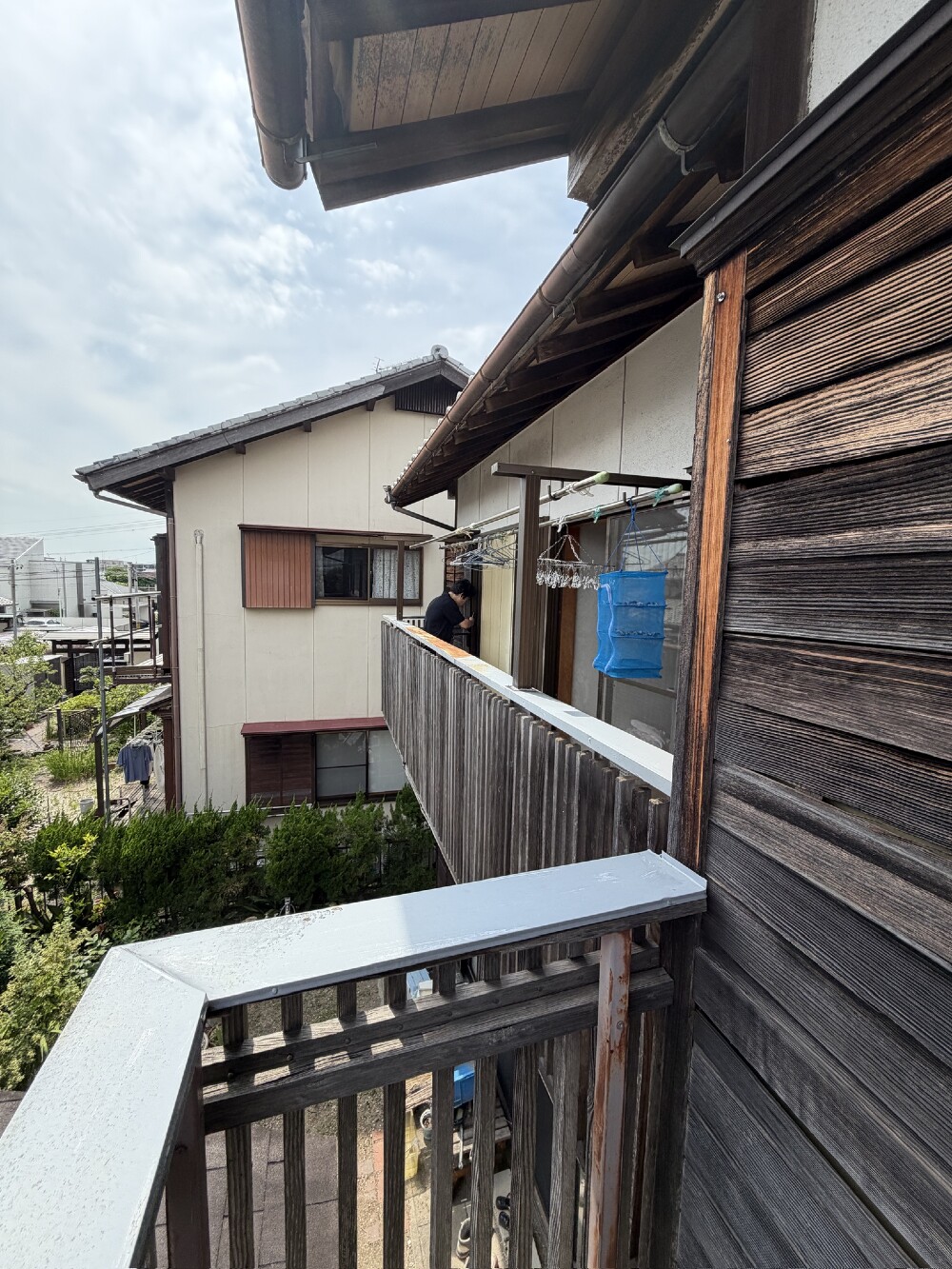 老朽化で危険な木製バルコニー