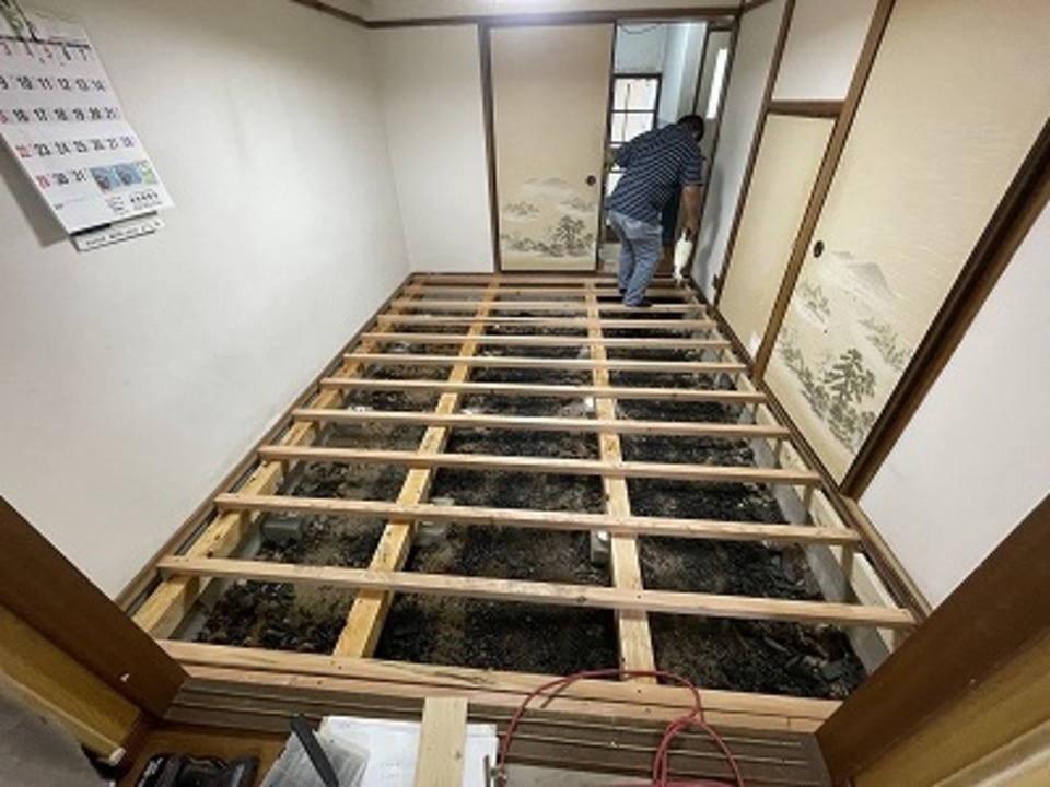 （天白区A様邸、畳→フローリング改装） 下地もやり替え、断熱材も入れました（白井）