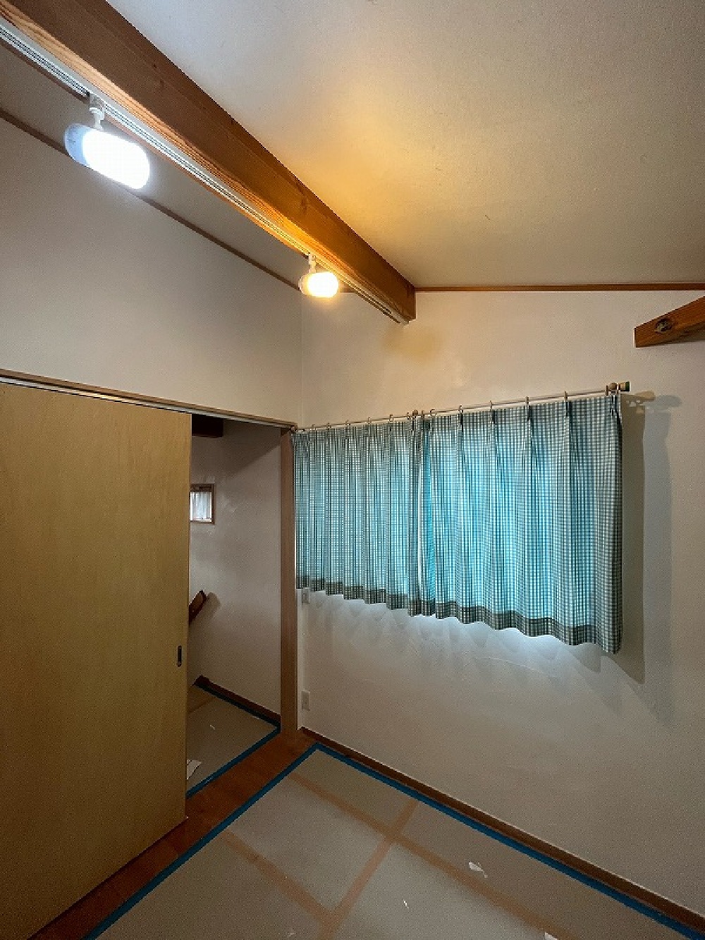 （緑区M様邸・間仕切り工事）間仕切り壁の完成です。カーテンレールの取り付けが完了しました（三浦）