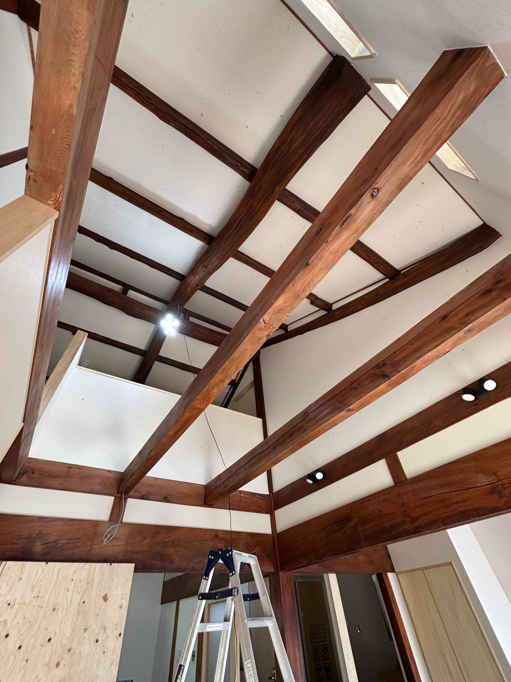  雄大な吹抜空間がお目見えしました。 天井には土佐和紙