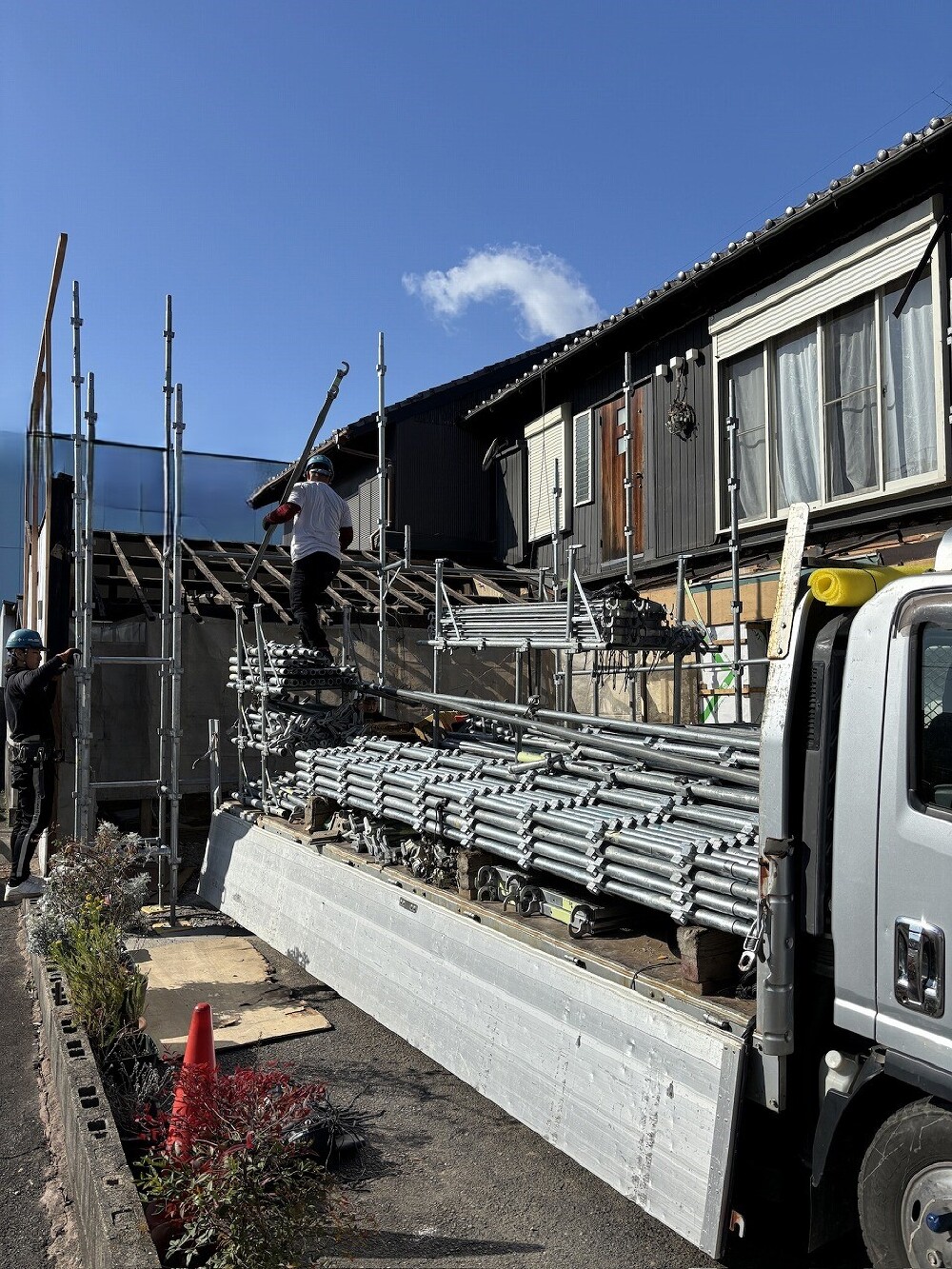 今日は朝から足場工事です