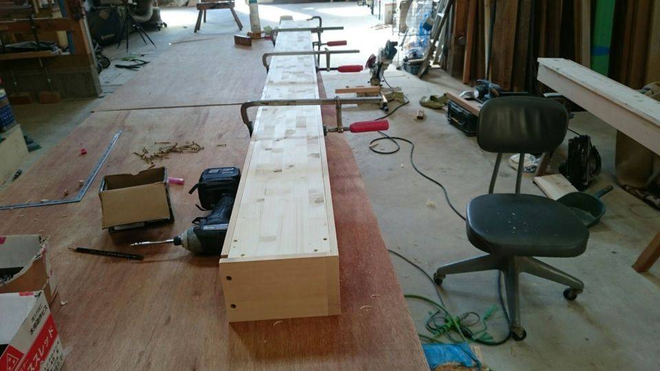 荒木です、工場でカーテンボックスを作ってます。