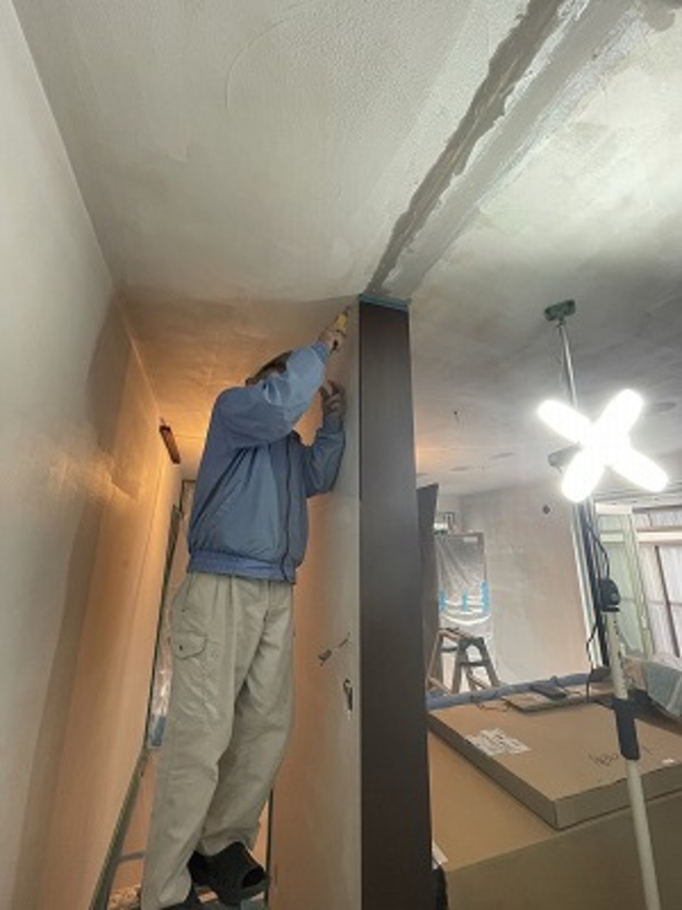キッチリと養生してから、下地を塗り込んでいきます。 明日から、珪藻土の塗り壁を施工していきます（白井）
