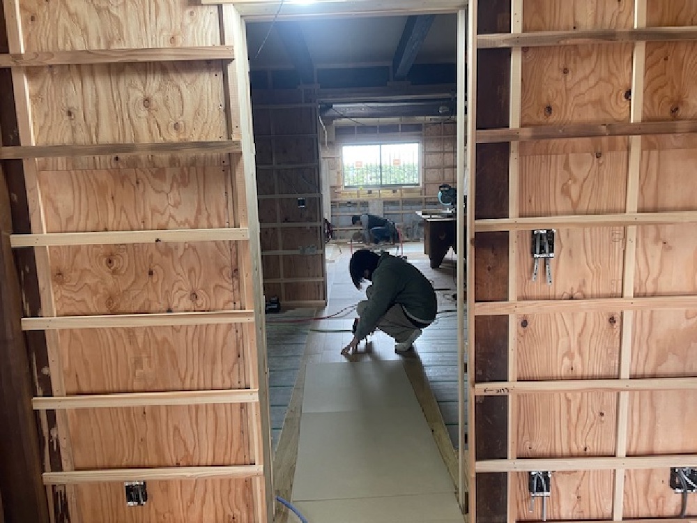 寺やんと颯太君は床張り作業です（白井）