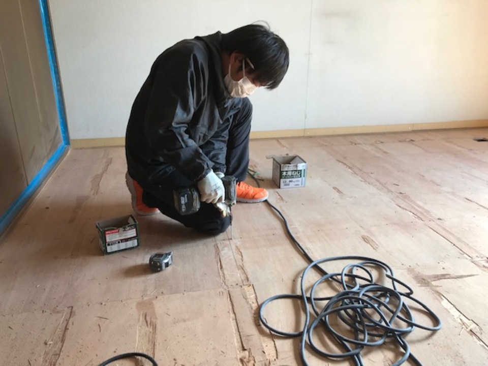 OB様の床を直しています。