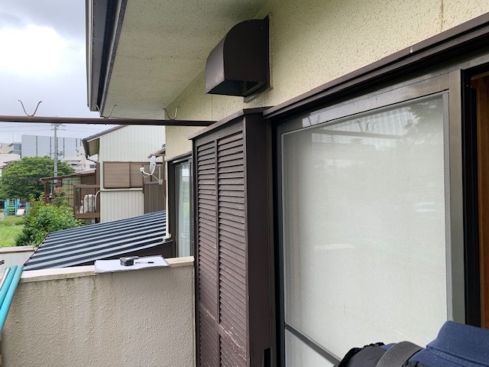  木製雨戸を取り壊し、アルミ雨戸に変更です（E様邸）