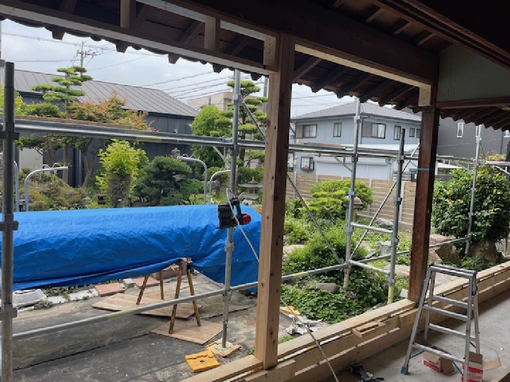 サッシ下地施工中