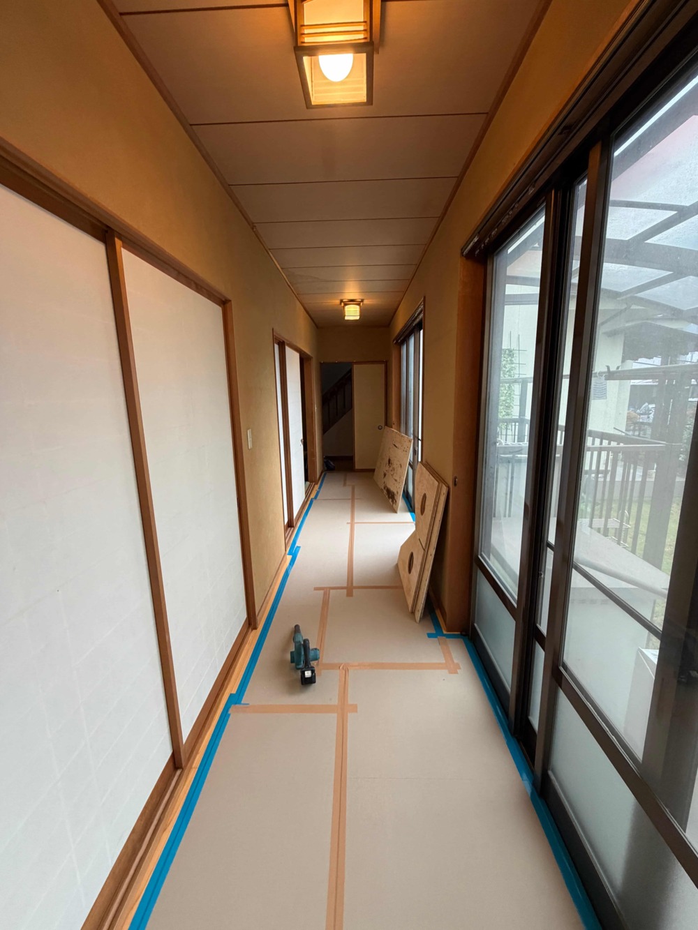 耐震補強工事。 床の養生を行いました。