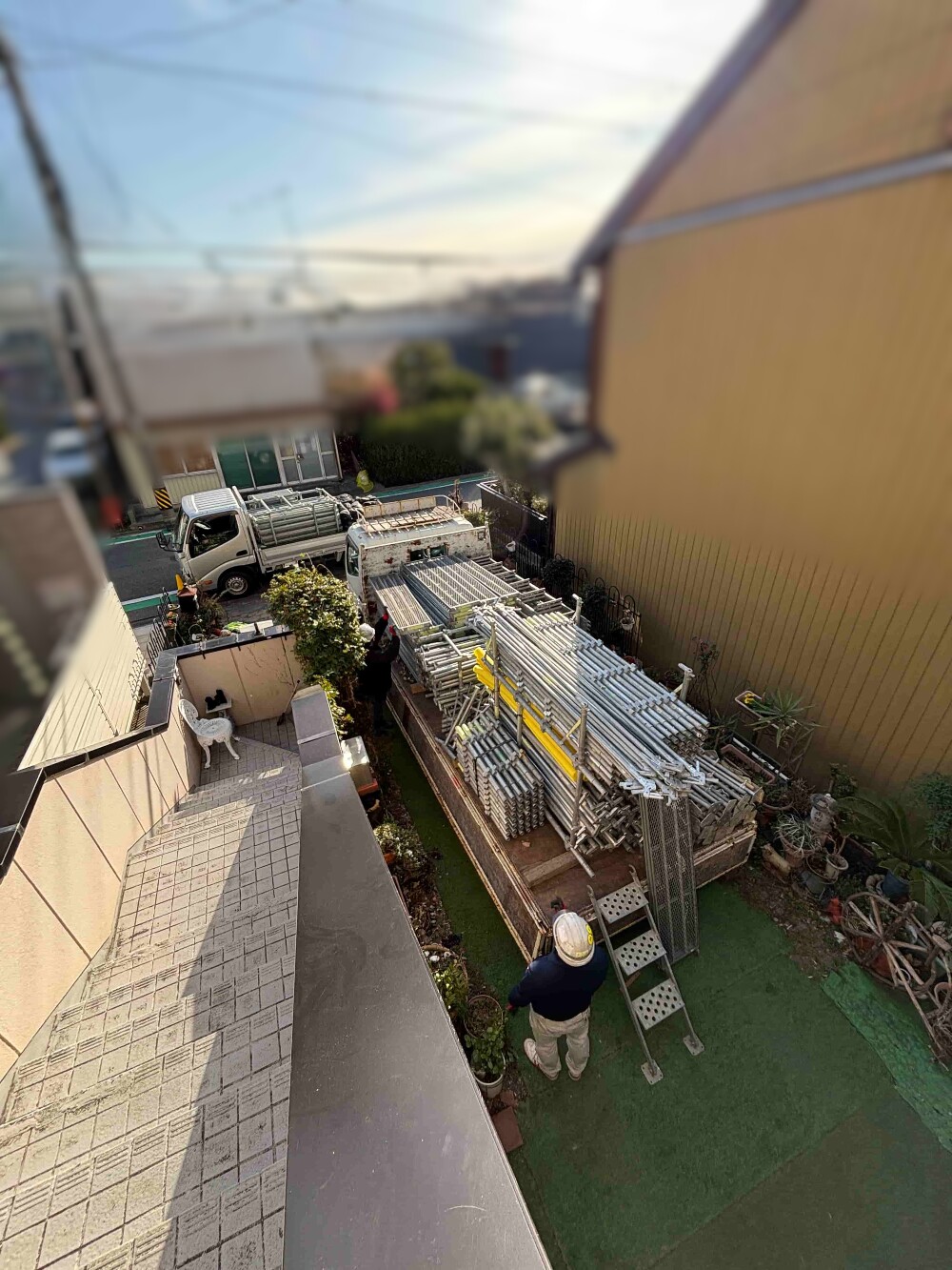 （M様邸外装工事）外装工事スタート。 まずは安全第一で足場を設置。 無事に完了しました。