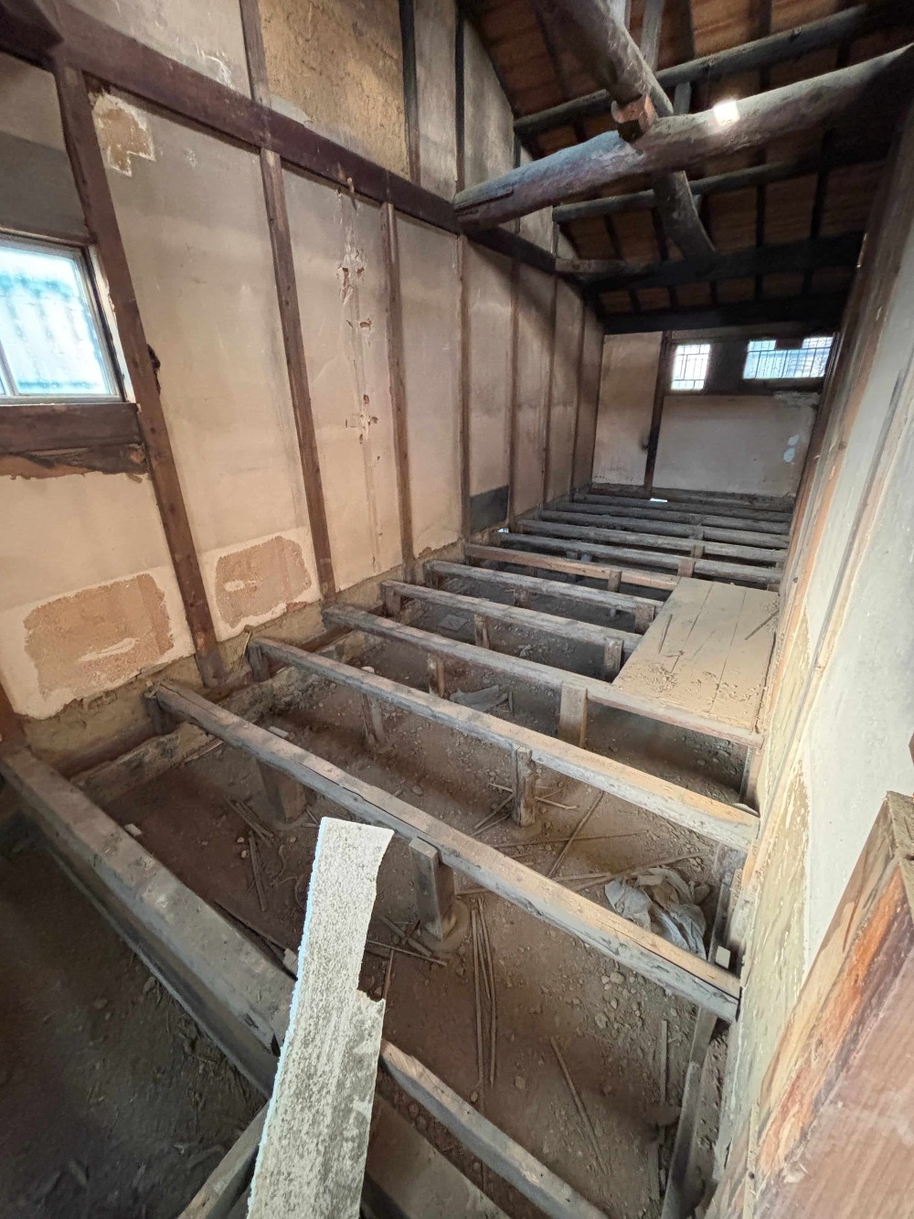 解体工事は工程通り、順調に進行中