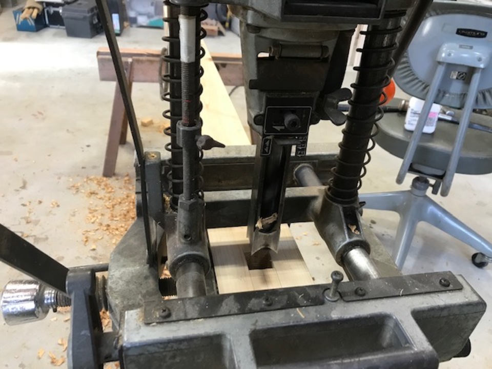 工場で柱のホゾとほぞ穴を加工中。