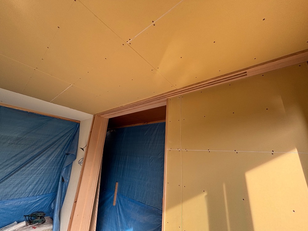 リビング部分の壁プラスターボード施工が完了（白井）