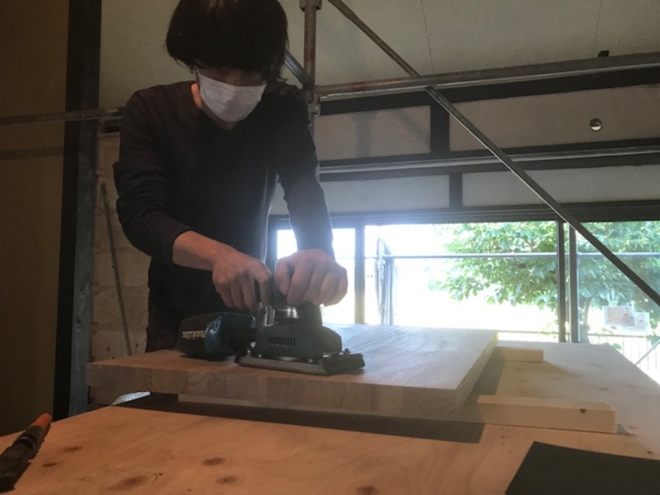 白井です、 キッチンの天板を仕上げる寺やん。