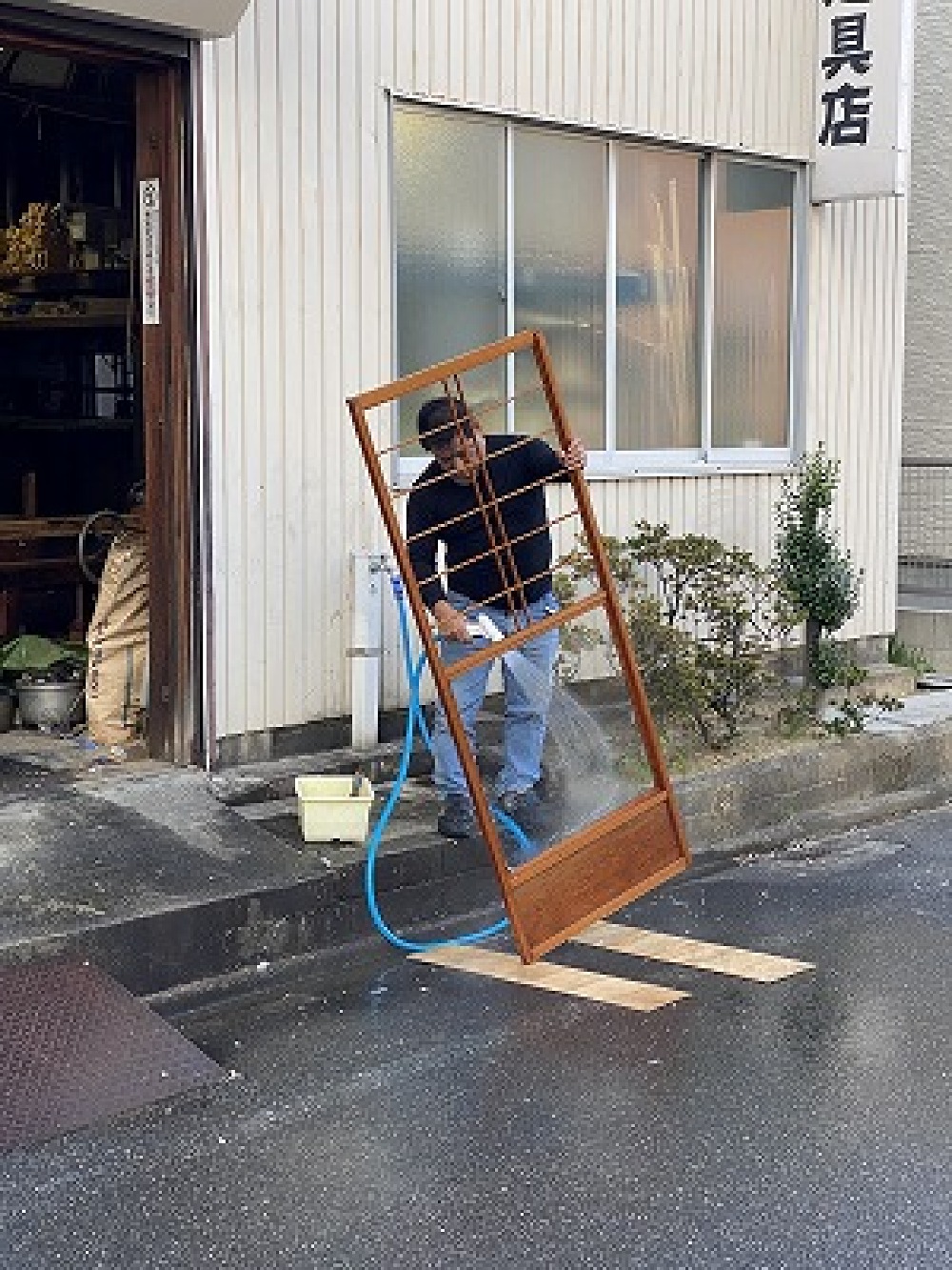 ナガセ建具店さんへお邪魔しましたら 障子の貼替真っ最中でした！綺麗に洗ってくれています