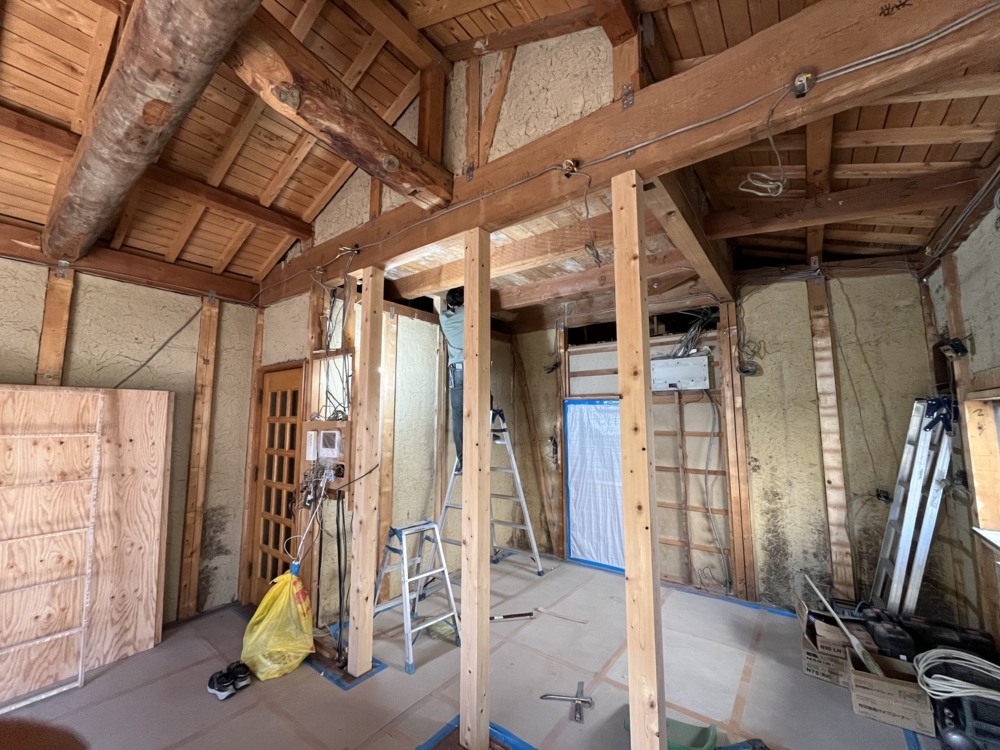 補強のため、2階直下に柱を建てています