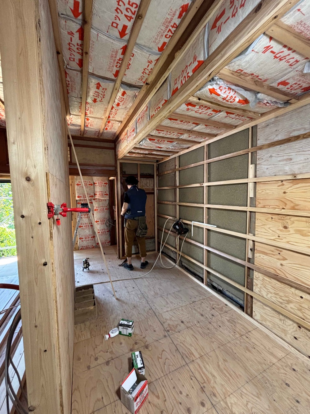 寺やんは壁下地に奮闘中です。