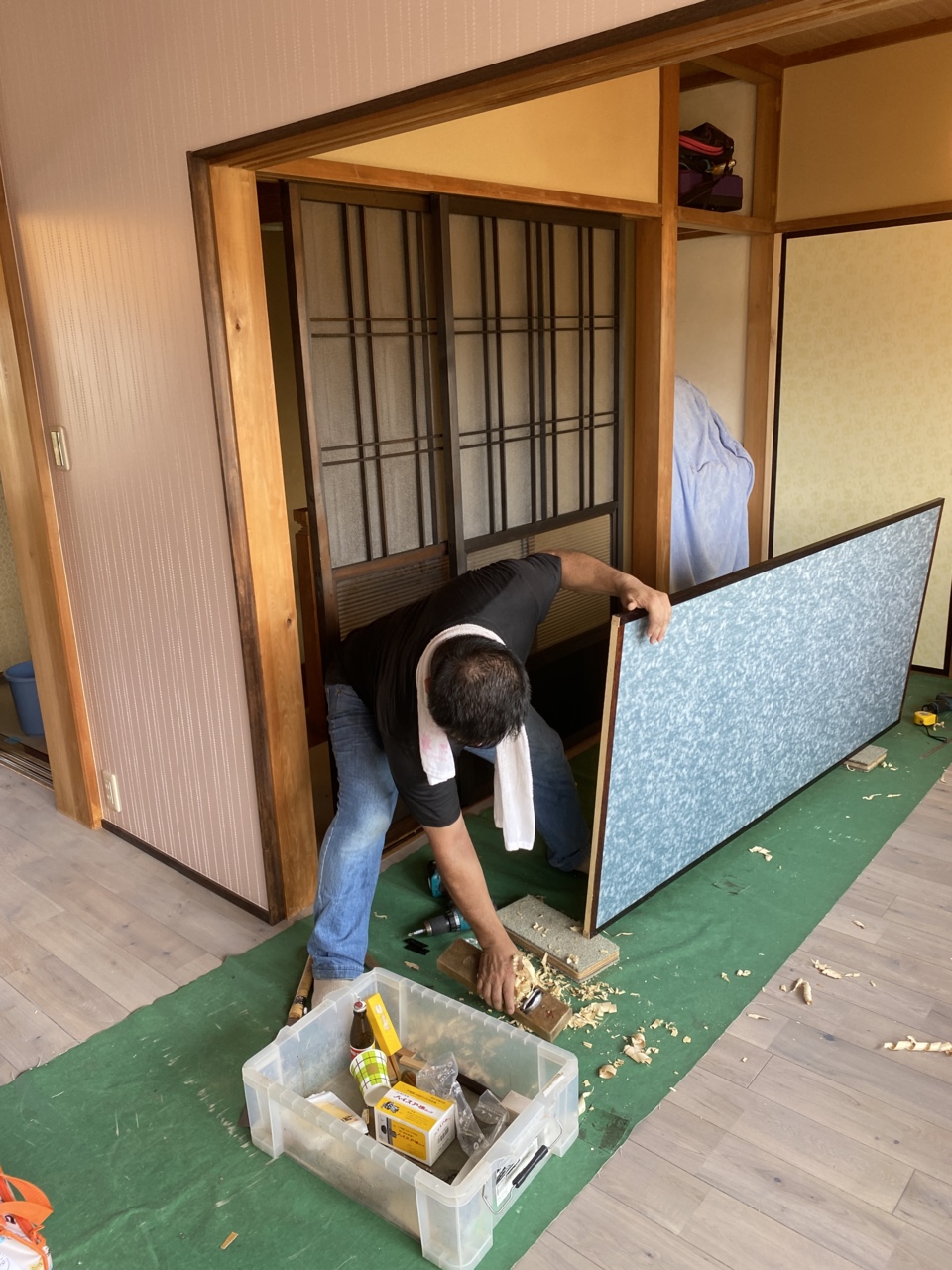 工事も大詰め、切込みに汗流す長瀬建具さん。
