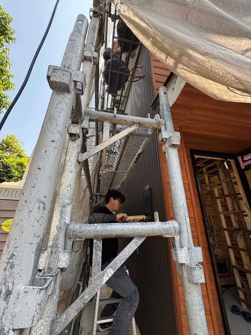 電気工事も同時進行で順調に進んでいます