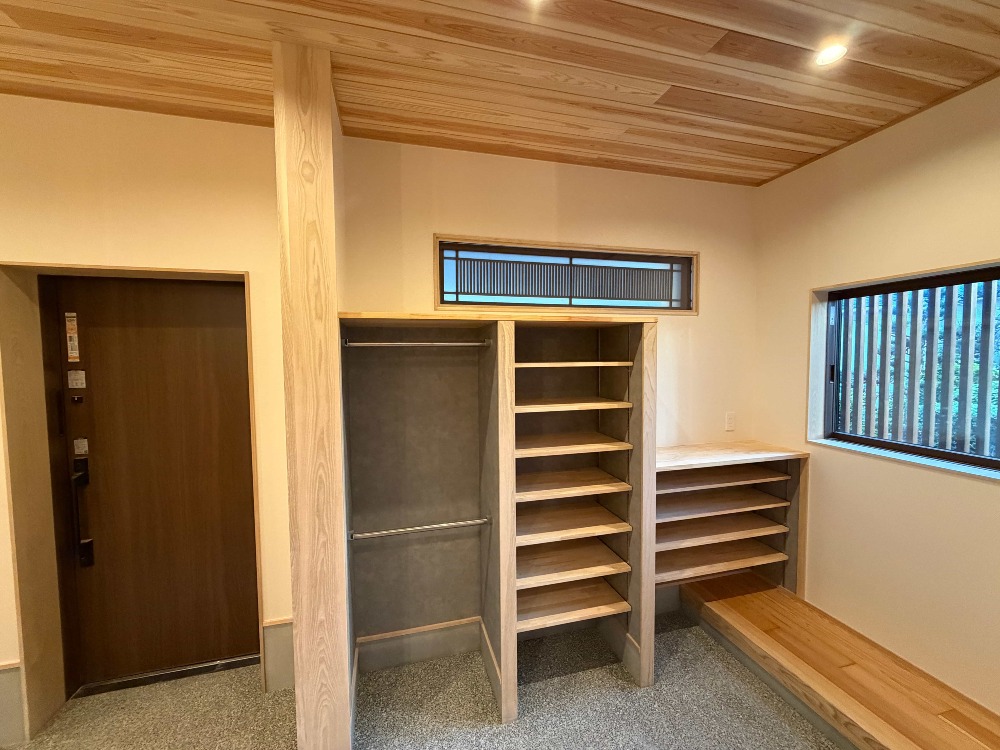 収納をたっぷりと設けた、広々とした玄関ホール。