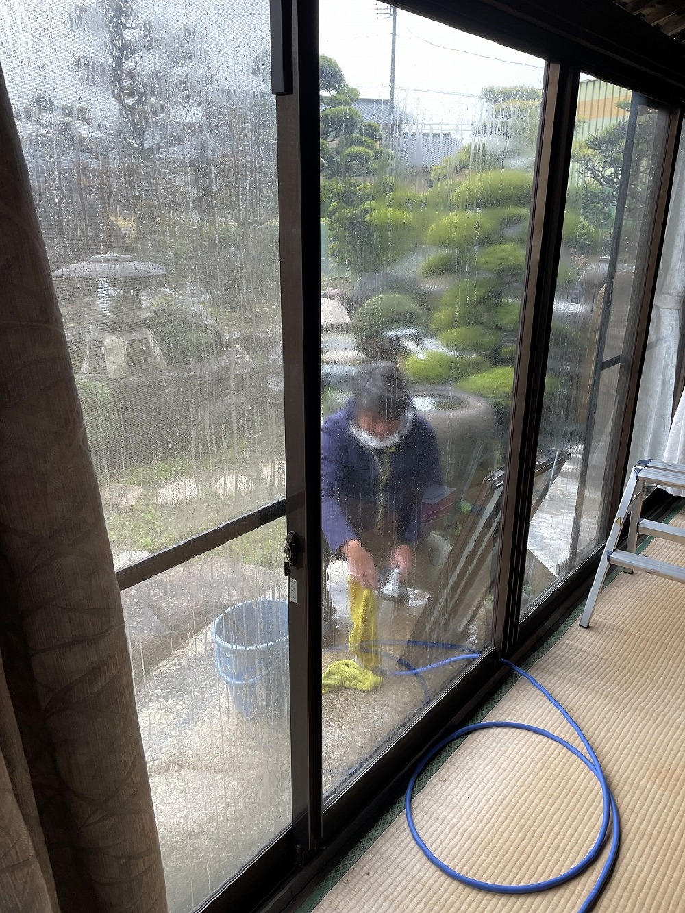 今日はお引渡し前の室内クリーニングです。 既存のサッシ、建具も綺麗になります（白井）