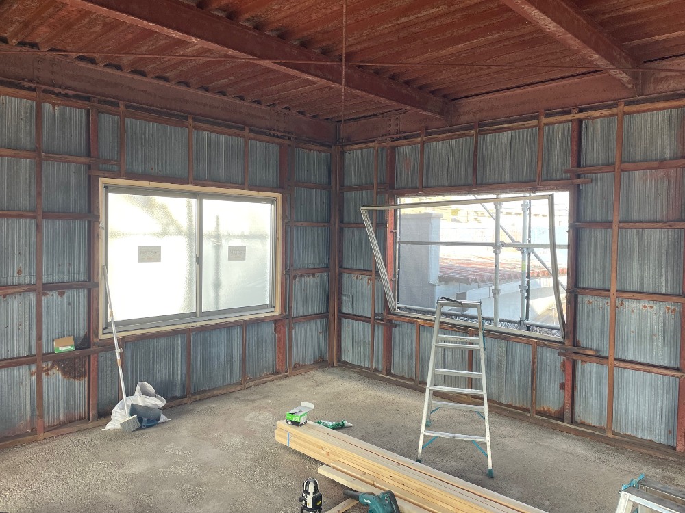 サッシ取り替え中