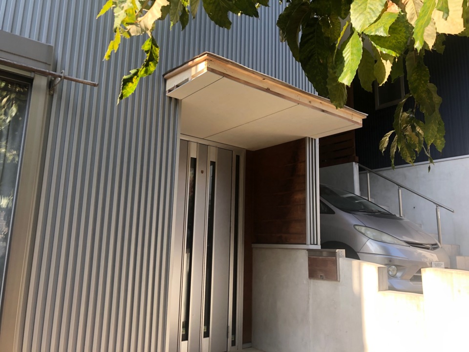 雨が降り込まないように庇を作りました