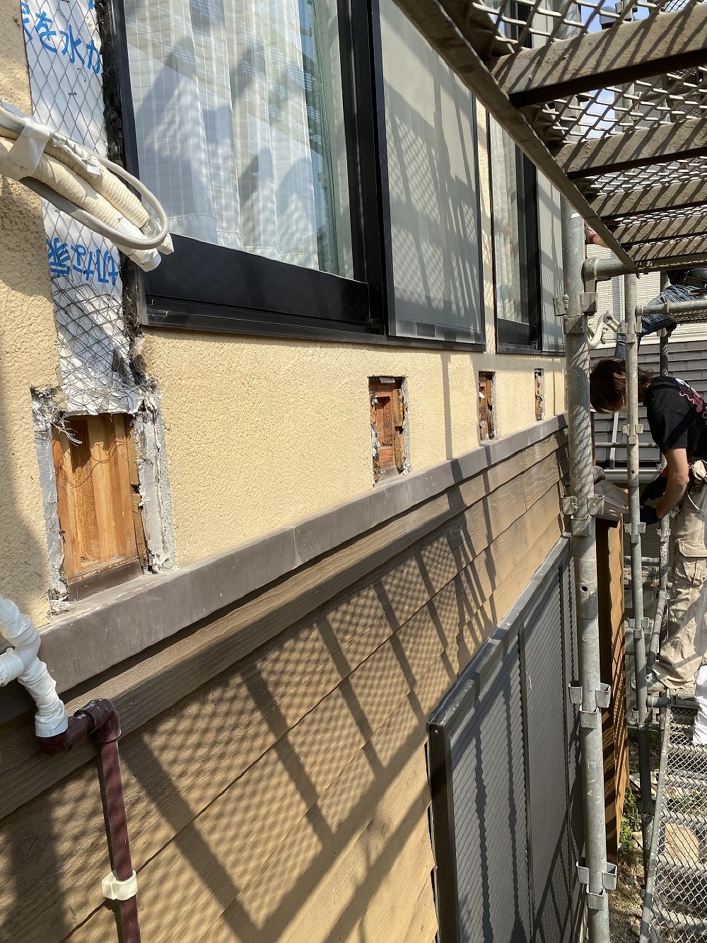 （緑区・M様邸バルコニー工事）梁の貫入部を補修していきます