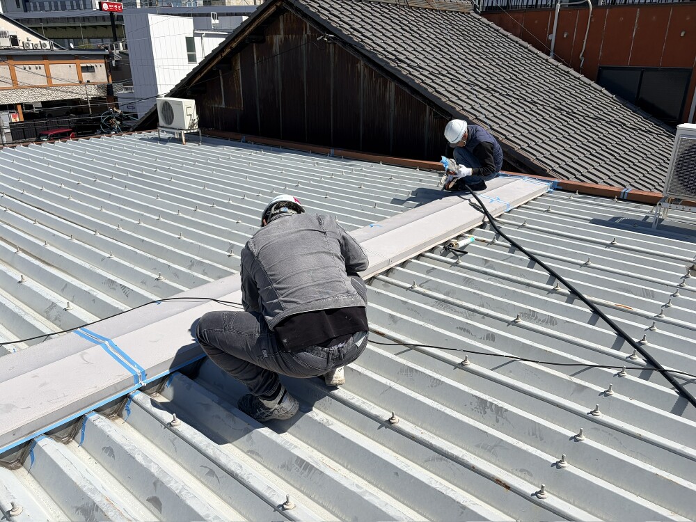 折板屋根で雨漏りが発生 ーキング工事に取り掛かっています